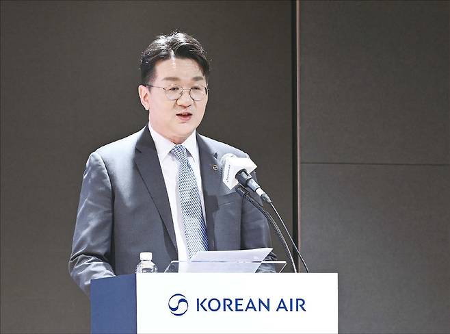 경영권 분쟁에서 백기사가 핵심 역할을 한 사례는 많다 . 
한진칼도 그중 하나다. 사진은 조원태 한진그룹 회장.  (항공사진기자단)