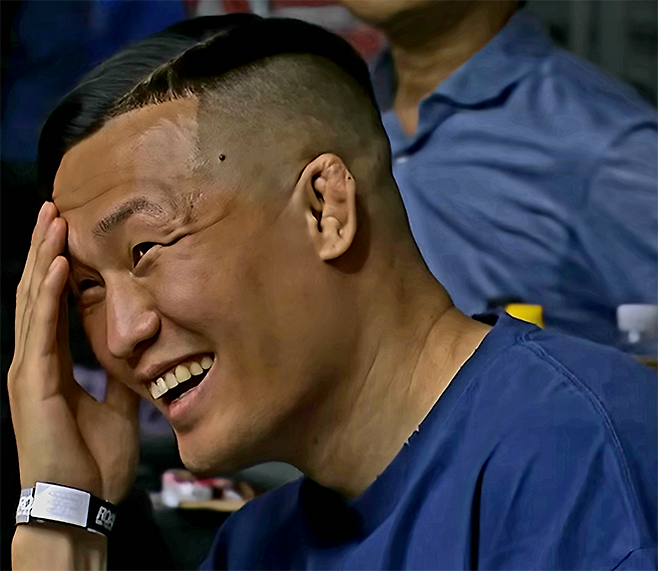 이리스켈디 두이셰예프가 2025년 6월 로드FC73 2부 제3경기 승리 후 “코리안 좀비 선배님, 정말 존경합니다만 다음 상대로 한번 붙읍시다”라고 말하자 서울특별시 중구 장충체육관 VVIP석의 정찬성 Z-Fight Night 대표가 당황하며 웃고 있다. 사진=세계격투스포츠협회