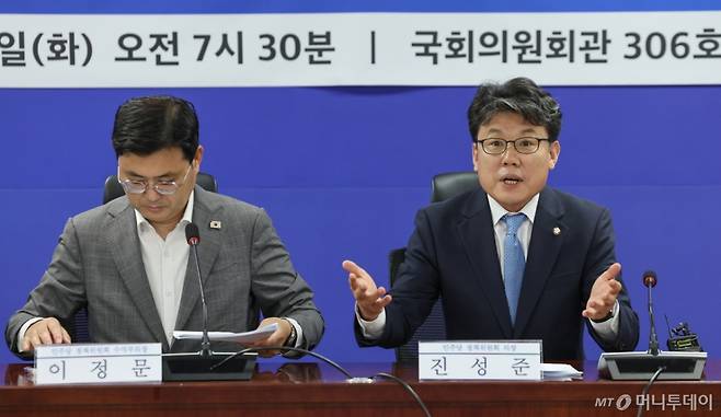 (서울=뉴스1) 안은나 기자 = 진성준 더불어민주당 정책위의장이 15일 오전 서울 여의도 국회의원회관에서 열린 폭염 대책 당정 간담회에 참석해 발언하고 있다. 2025.7.15/뉴스1  Copyright (C) 뉴스1. All rights reserved. 무단 전재 및 재배포,  AI학습 이용 금지. /사진=(서울=뉴스1) 안은나 기자