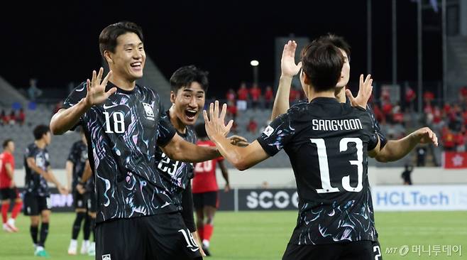 대한민국 축구 대표팀 강상윤이 지난 11일 경기도 용인미르스타디움에서 열린 2025 동아시아축구연맹(EAFF) E-1 풋볼 챔피언십(동아시안컵) 한국-홍콩전에서 홍콩 시니치 찬을 제치고 터닝슛으로 첫 골을 터뜨리고 동료들과 기뻐하고 있다. /사진=머니투데이 DB