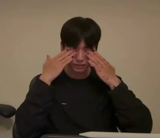 그룹 BTS(방탄소년단) 멤버 정국이 넷플릭스 애니메이션 영화 '케이팝 데몬 헌터스'를 보고 눈물을 흘렸다. /사진=위버스 라이브 방송 갈무리