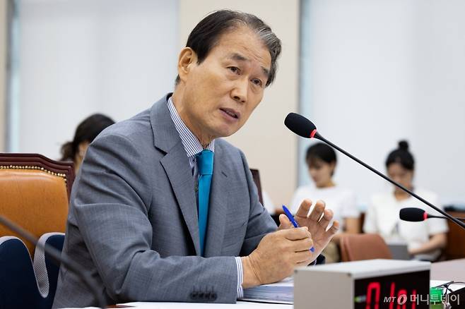 (서울=뉴스1) 유승관 기자 = 권오을 국가보훈부 장관 후보자가 15일 서울 여의도 국회에서 열린 인사청문회에서 의원 질의에 답하고 있다. 2025.7.15/뉴스1  Copyright (C) 뉴스1. All rights reserved. 무단 전재 및 재배포,  AI학습 이용 금지. /사진=(서울=뉴스1) 유승관 기자