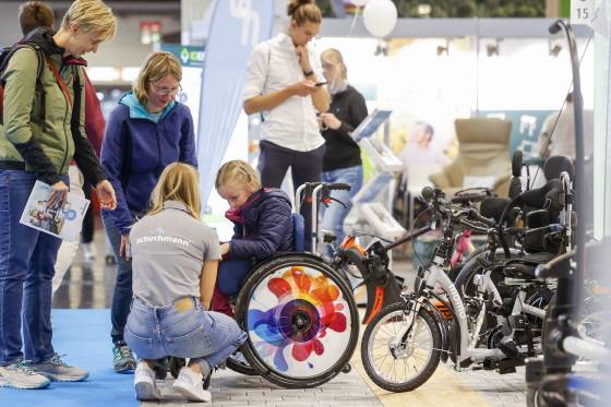 ‘REHACARE 2024’를 찾은 방문객의 모습. 해당 전시회는 B2B 및 실수요층을 위한 행사로, 참가사는 실제 사용자들을 통해 피드백을 들을 수 있다./사진제공=라인메쎄