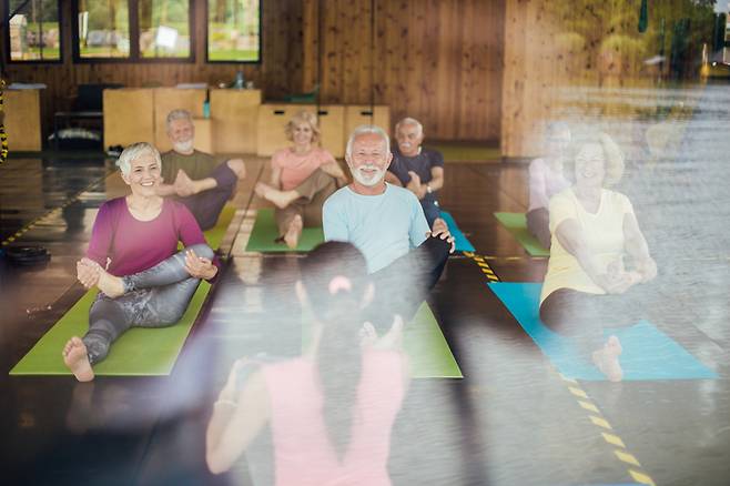건강하게 장수하기 위해서는 새로운 일을 즐기고 의미 있는 인간관계를 유지해야 한다는 전문가 조언이 나왔다. /사진=게티이미지뱅크