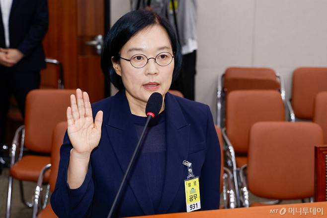 한성숙 중소벤처기업부 장관 후보자가 15일 오전 서울 여의도 국회 산업통산자원중소벤처기업위원회에서 열린 인사청문회에 출석해 선서를 하고 있다. 2025.7.15/뉴스1  Copyright (C) 뉴스1. All rights reserved. 무단 전재 및 재배포,  AI학습 이용 금지. /사진=(서울=뉴스1) 안은나 기자