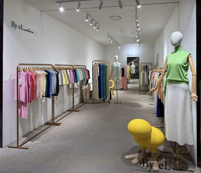 바이엘캐시미어가 친환경방식으로 제작한 화려한 색상의 의류들이 현대백화점 압구정점 팝업 매장에 진열돼 있다. /사진=바이엘케시미어