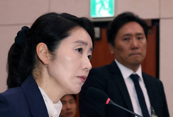 새정부 1기 내각 후보자에 대한 인사청문회가 시작된 지 이틀째인 15일에도 강선우 여가부 장관 후보자에 대한 의혹이 풀리지 않고 있다. 사진은 전날 서울 여의도 국회에서 열린 인사청문회에서 질의에 답하는 강 후보자. /사진=뉴시스