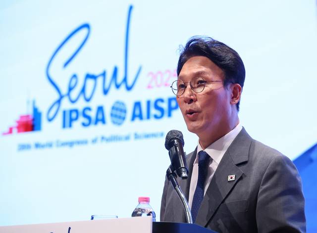 김민석 국무총리가 14일 서울 강남구 코엑스에서 세계정치학회와 김대중재단 공동 주최로 열린 제1회 김대중상 시상식에서 축사하고 있다. 연합뉴스