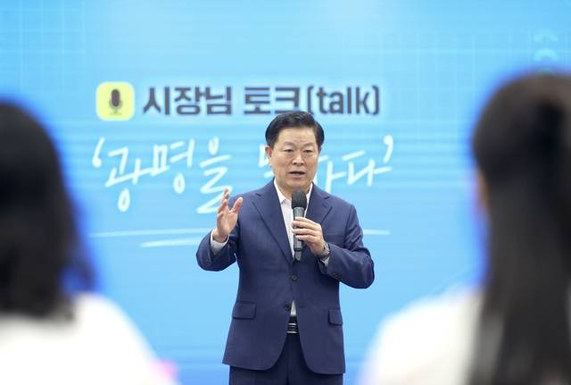 박승원 광명시장이 최근 광명시청에서 친환경 정책을 널리 알리고 있다.