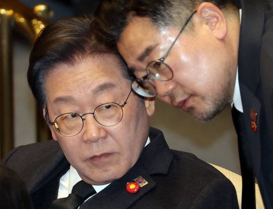 이재명(왼쪽) 대통령과 박찬대 더불어민주당 의원. 연합뉴스