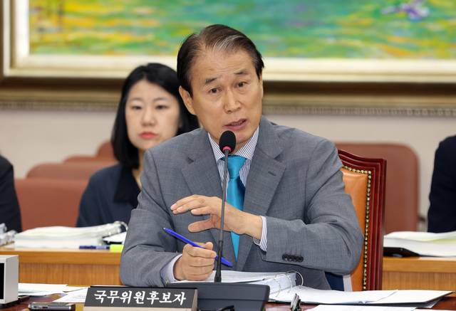 권오을 국가보훈부 장관 후보자가 15일 서울 여의도 국회에서 열린 정무위원회의 인사청문회에서 의원 질의에 답하고 있다.  뉴시스 제공