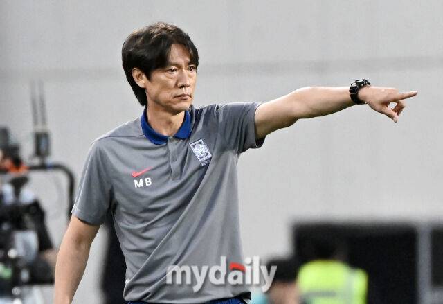 15일 오후 경기도 용인시 용인미르스타디움에서 진행된 ‘2025 동아시아축구연맹(EAFF) E-1 챔피언십(동아시안컵)’ 대한민국과 일본의 경기. 홍명보 감독이 지시를 하고 있다./송일섭 기자