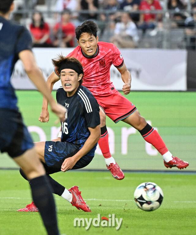15일 오후 경기도 용인시 용인미르스타디움에서 진행된 ‘2025 동아시아축구연맹(EAFF) E-1 챔피언십(동아시안컵)’ 대한민국과 일본의 경기.대한민국 나상호가 중거리슛을 하고 있다./송일섭 기자