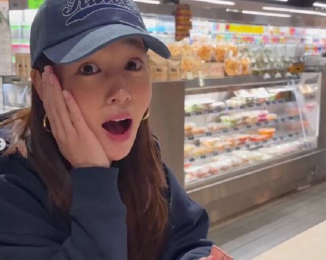 이민정이 편안한 차림으로 마트에서 대화를 하고 있다. / 이민정 소셜미디어