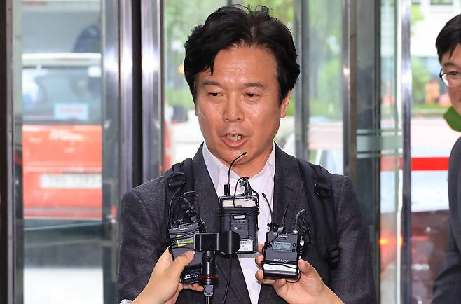 김영훈 고용노동부 장관 후보자가 24일 인사청문회 준비 사무실이 위치한 서울 중구 서울지방고용노동청으로 들어서며 기자의 질문에 답하고 있다 . [연합]