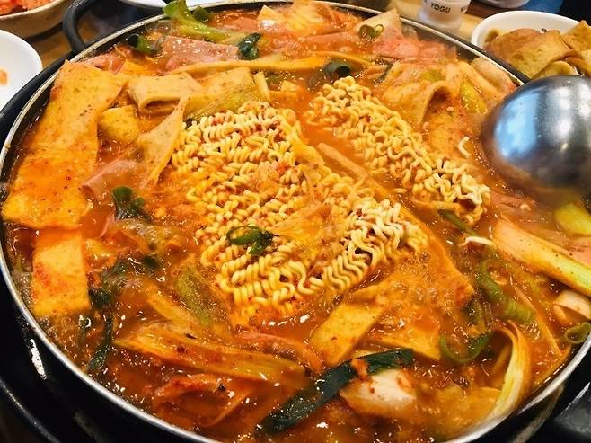 맛있게 끓고 있는 부대찌개 [연합]