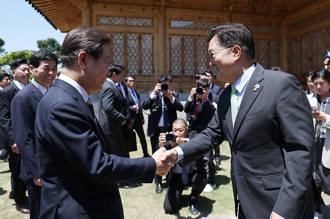 이재명 대통령이 지난달 4일 오전 서울 여의도 국회 로텐더홀에서 취임 선서를 마친 뒤 우원식 국회의장 및 여야 6당 대표와 오찬을 위해 사랑재에 도착해 우원식 국회의장과 악수하고 있다. 이상섭 기자