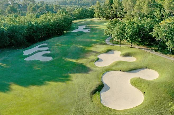 프로방스 파이옹스 언덕에 자리한 테르 블랑슈 골프코스