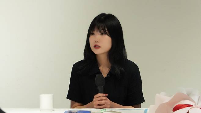 신보라 작가가 15일 서울 중구의 한 음식점에서 열린 넥서스 경장편 작가상 시상식 기자간담회에 참석하고 있다. [넥서스]