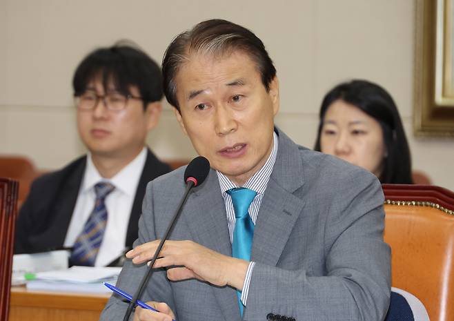 권오을 국가보훈부 장관 후보자가 15일 서울 여의도 국회 정무위원회에서 열린 인사청문회에서 위원 질의에 답하고 있다. [연합]