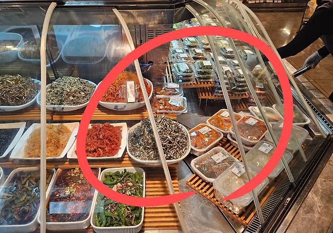 지난 14일 서울 한 대형마트 냉장고의 문이 열려 있다. 김광우 기자.