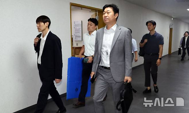 [세종=뉴시스] 강종민 기자 = 김건희 특검팀이 14일 오전 '양평고속도로 특혜 의혹' 관련 세종시 정부세종청사 국토교통부 도로정책과 등을 압수수색하기 위해 이동하고 있다. 2024.07.14. ppkjm@newsis.com