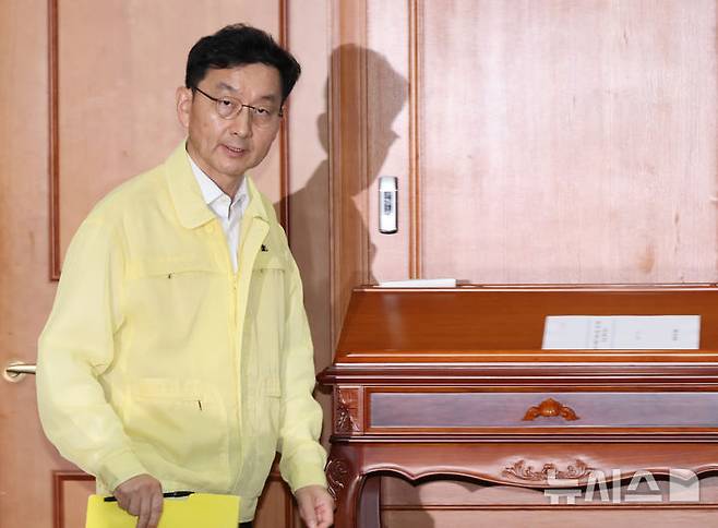 [서울=뉴시스] 김명원 기자 = 윤창렬 국무조정실장이 4일 오전 서울 종로구 정부서울청사에서 열린 부산 아파트 화재 아동 사망 관련 긴급 대책회의에 참석하고 있다. 2025.07.04. kmx1105@newsis.com