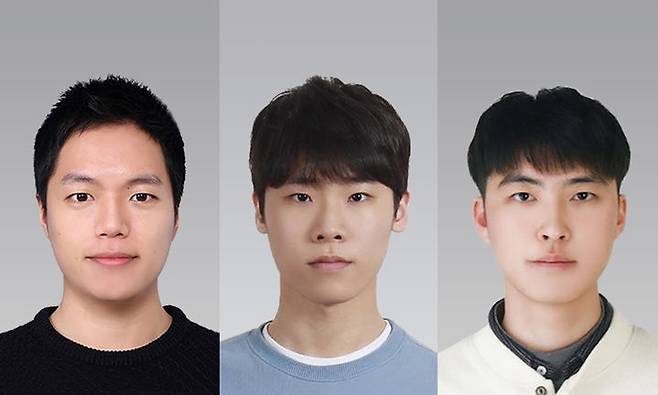 서강대 박준우 교수 연구팀이 뇌를 모방한 초저전력 인공시냅스 소자를 구현했다. 사진은 화학과 박준우 교수(왼쪽 첫 번째), 임찬진 석사과정생(왼쪽 두 번째), 김태길 석박사통합과정생. (사진=서강대 제공) *재판매 및 DB 금지