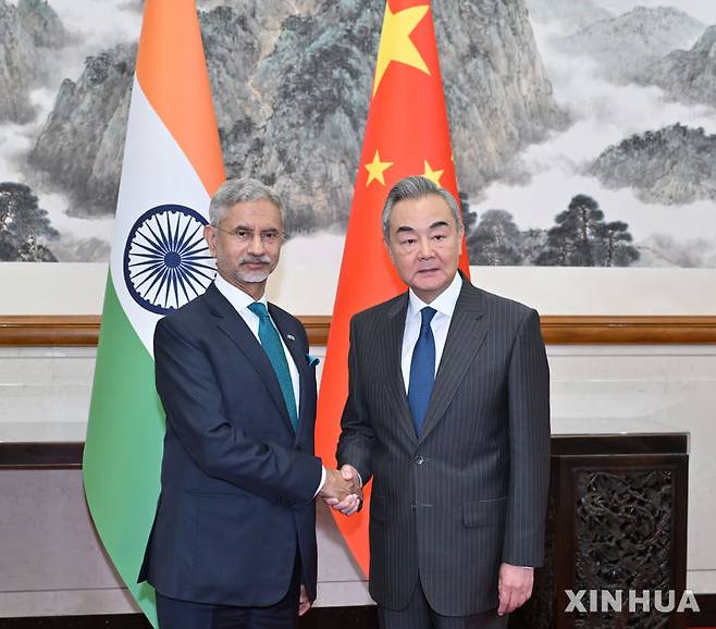 [베이징=신화/뉴시스] 왕이 중국 공산당 중앙정치국 위원 겸 외교부장(오른쪽)이 14일 베이징에서수브라마냠 자이샨카르 인도 외무장관과 회담에 앞서 악수하고 있다. 2025.07.15