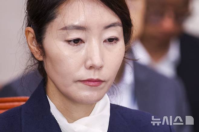 [서울=뉴시스] 고승민 기자 = 강선우 여성가족부 장관 후보자가 14일 서울 여의도 국회에서 열린 여성가족위원회의 인사청문회에서 후보자 선서를 하고 있다. 2025.07.14. kkssmm99@newsis.com