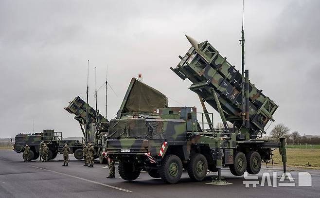 [슈베징=AP/뉴시스] 2022년 3월 독일 슈베징 공군기지에 패트리엇 미사일 시스템이 전개된 모습. 2025.07.15.