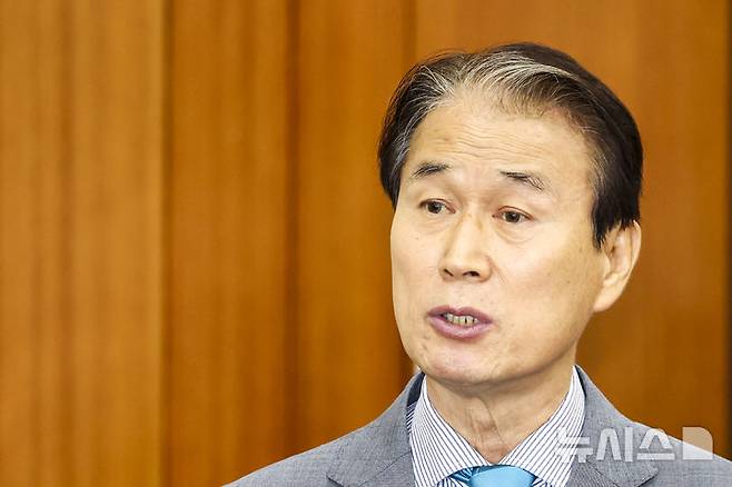 [서울=뉴시스] 고승민 기자 = 권오을 국가보훈부 장관 후보자가 15일 서울 여의도 국회에서 열린 정무위원회의 인사청문회에서 모두발언을 하고 있다. 2025.07.15. kkssmm99@newsis.com