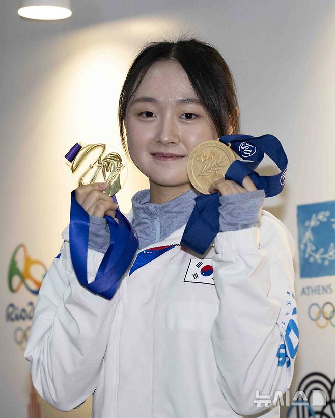 [서울=뉴시스] 김근수 기자 = 여자 피겨스케이팅 국가대표 김채연이 23일 서울 노원구 태릉 국제스케이팅장에서 뉴시스와 인터뷰를 마치고 기념촬영을 하고 있다. 2025.04.23. ks@newsis.com