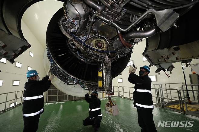 [인천=뉴시스] 이영환 기자 = 인천 중구 대한항공 엔진 테스트셀에서 정비사들이 에어버스 A330 기종에 사용되는 PW4170 엔진 점검을 하고 있다. 엔진 테스트셀에 입고된 엔진은 오일·연료 계통, 진동·출력 검사 등을 통해 하늘에서 정상적인 성능을 낼 수 있도록 30여 시간에 걸쳐 확인한다. 정비사들이 구슬땀 흘려 정비한 항공기 엔진이 2022년 임인년 (壬寅年)에는 코로나19를 넘어 더 많은 승객과 화물을 싣고 비상하길 바라 본다. 2021.12.29. 20hwan@newsis.com