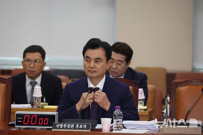 [서울=뉴시스] 조성봉 기자 = 안규백 국방부 장관 후보자가 15일 서울 여의도 국회에서 열린 국방위원회의 인사청문회에 출석해 자리에 앉아 있다. 2025.07.15. suncho21@newsis.com