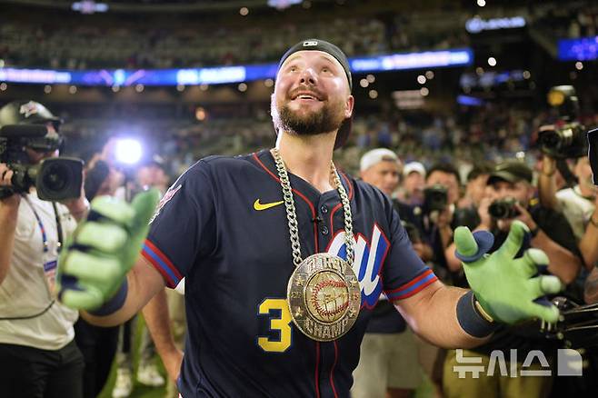 [애틀랜타=AP/뉴시스] 시애틀 매리너스의 칼 롤리가 14일(현지 시간) 미국 조지아주 애틀랜타의 트루이스트 파크에서 열린 2025 MLB 올스타전 전야제 홈런 더비에서 우승한 후 축하받고 있다. 2025.07.15.