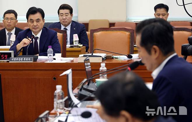 [서울=뉴시스] 조성봉 기자 = 안규백 국방부 장관 후보자가 15일 서울 여의도 국회 국방위원회에서 열린 인사청문회에서 의원의 질의를 듣고 있다. 2025.07.15. suncho21@newsis.com