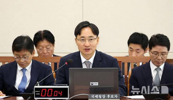 [서울=뉴시스] 조성봉 기자 = 임광현 국세청장 후보자가 15일 서울 여의도 국회 기획재정위원회에서 열린 인사청문회에서 의원의 질의에 답변하고 있다. 2025.07.15. suncho21@newsis.com