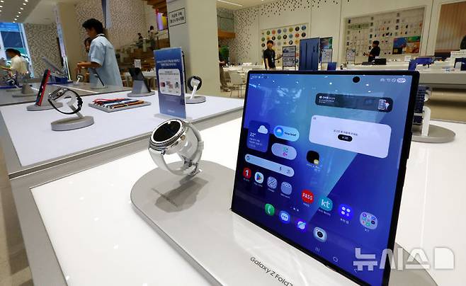 [서울=뉴시스] 박주성 기자 = 이동통신 3사가 갤럭시 Z폴드7과 Z플립7의 사전예약에 일제히 돌입한 15일 서울 마포구 삼성스토어 홍대에서 시민들이 갤럭시 제품들을 둘러보고 있다. 2025.07.15. park7691@newsis.com