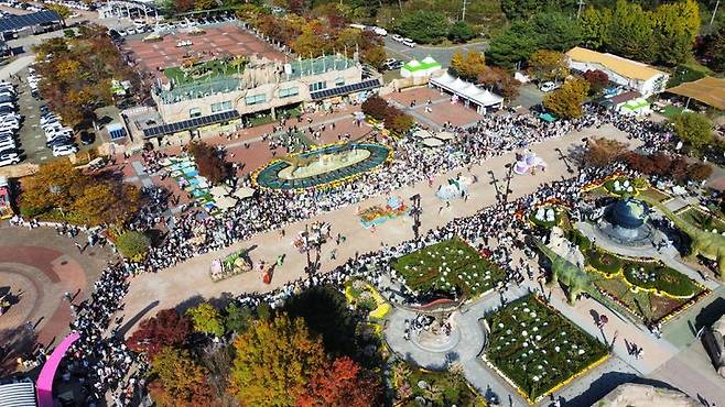 [고성(경남)=뉴시스] 신정철 기자= 경남 고성군이 통계청이 발표한 2024년 10월 한달간 생활인구가 35만 8000명에 달해 '경남고성공룡세계엑스포' 흥행의 영향을 크게 받은 것으로 조사됐다.사진은 지난해 경남고성공룡세계엑스포 퍼레이드 모습.(사진=고성군 제공).2025.07.15. photo@newsis.com *재판매 및 DB 금지