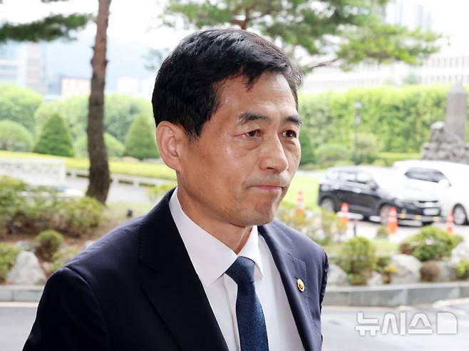 [서울=뉴시스] 배훈식 기자 = 김민기 국회 사무총장이 15일 오후 서울 서초구 서울고등검찰청에 마련된 조은석 내란 특검 사무실에 참고인 자격으로 출석하고 있다. 2025.07.15. dahora83@newsis.com