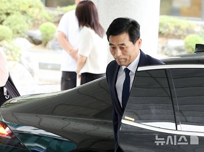 [서울=뉴시스] 배훈식 기자 = 김민기 국회 사무총장이 15일 오후 서울 서초구 서울고등검찰청에 마련된 조은석 내란 특검 사무실에 참고인 자격으로 출석하고 있다. 2025.07.15. dahora83@newsis.com