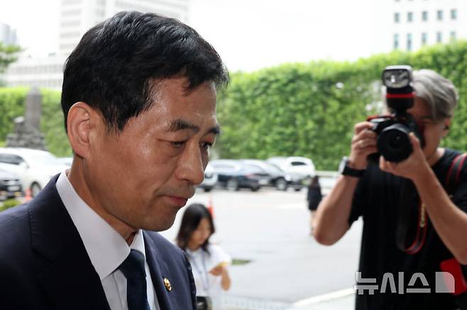 [서울=뉴시스] 배훈식 기자 = 김민기 국회 사무총장이 15일 오후 서울 서초구 서울고등검찰청에 마련된 조은석 내란 특검 사무실에 참고인 자격으로 출석하고 있다. 2025.07.15. dahora83@newsis.com