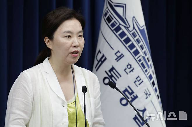 [서울=뉴시스] 최동준 기자 = 강유정 대변인이 15일 서울 용산 대통령실 청사에서 국무회의 결과 및 APEC 관련 브리핑을 하고 있다. 2025.07.15. photocdj@newsis.com