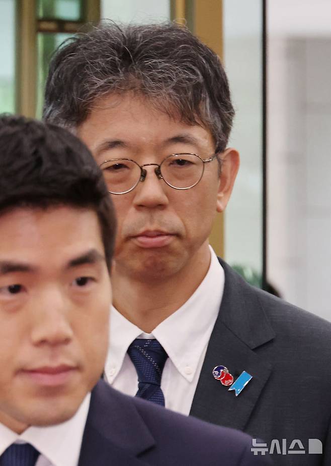 [서울=뉴시스] 김명원 기자 = 이세키 요시아스 주한일본대사관 정무공사(총괄공사 대리)가 15일 서울 종로구 외교부에 21년째 '독도는 일본땅'이라는 日방위백서와 관련해 초치되어 들어서고 있다. 일본 방위성은 이날 각의(국무회의) 이후 발표한 2025년 방위백서를 보면, 방위성은 인도·태평양 지역의 안보 환경을 설명하는 대목에서 "우리나라 고유의 영토인 북방영토(쿠릴 열도의 일본식 표현)와 다케시마(竹島·일본 주장 독도명) 영토 문제가 여전히 미해결 상태로 존재한다"고 명시했다. 2025.07.15. kmx1105@newsis.com