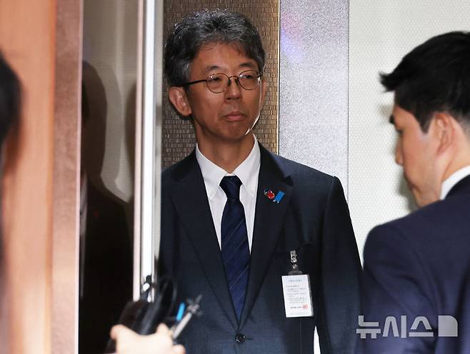 [서울=뉴시스] 김명원 기자 = 이세키 요시아스 주한일본대사관 정무공사(총괄공사 대리)가 15일 서울 종로구 외교부에 21년째 '독도는 일본땅'이라는 日방위백서와 관련해 초치되어 들어서고 있다. 일본 방위성은 이날 각의(국무회의) 이후 발표한 2025년 방위백서를 보면, 방위성은 인도·태평양 지역의 안보 환경을 설명하는 대목에서 "우리나라 고유의 영토인 북방영토(쿠릴 열도의 일본식 표현)와 다케시마(竹島·일본 주장 독도명) 영토 문제가 여전히 미해결 상태로 존재한다"고 명시했다. 2025.07.15. kmx1105@newsis.com