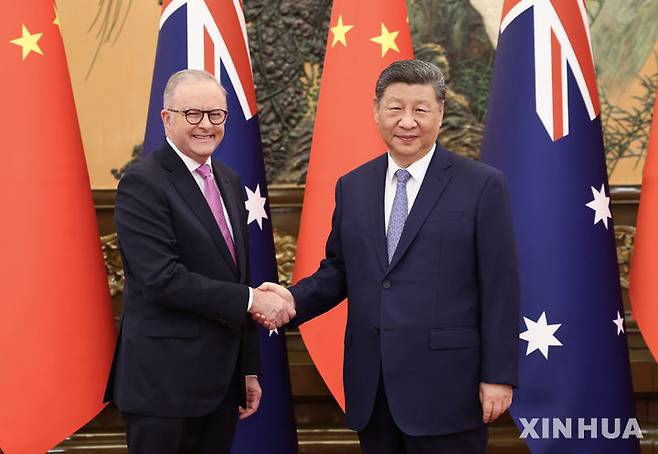 [베이징=신화/뉴시스] 시진핑 중국 국가주석이 15일 베이징 인민대회당에서 중국을 공식 방문 중인 앤서니 앨버니지 호주 총리와 만나 악수하고 있다. 2025.07.15