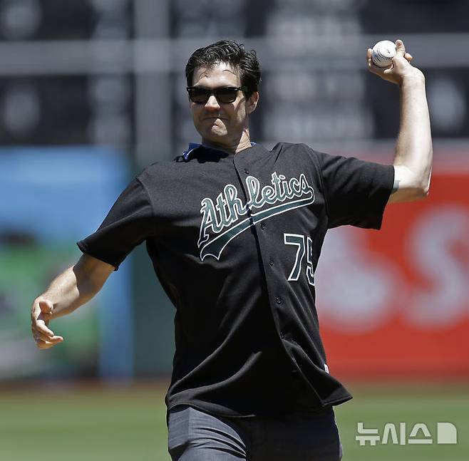 [오클랜드=AP/뉴시스] 최고의 커브를 구사했던 전 애슬레틱스의 투수 베리 지토가 2017년 7월11일(현지 시간) 애틀랜타 브레이브스전에 앞서 애슬레틱스 유니폼을 입고 시구하고 있다. 2025.07.15.