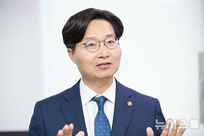 [서울=뉴시스]구혁채 과학기술정보통신부 제1차관이 15일 과기정통부 기자실을 찾아 이야기를 나누고 있다. (사진=과기정통부 제공)