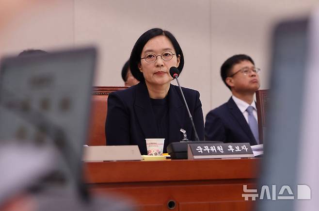 [서울=뉴시스] 김명년 기자 = 한성숙 중소벤처기업부 장관 후보자가 15일 서울 여의도 국회 산업통상자원중소벤처기업위원회에서 열린 인사청문회에서 의원 질의를 듣고 있다. 2025.07.15. kmn@newsis.com